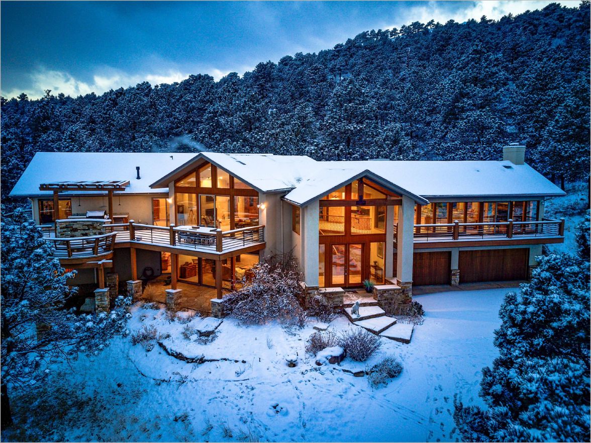 twilight photo of a luxury mountain home in the foothills of boulder, colorado